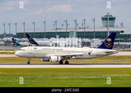 Flugbetrieb am Münchener Flughafen ein Airbus A320 der Saudi Arabian Airlines beii der Landung am Flughafen München Franz Josef Strauß. Oberding Schwaig Bayern Deutschland *** Flugbetrieb am Flughafen München ein Airbus A320 von Saudi Arabian Airlines landet am Flughafen München Franz Josef Strauß Oberding Schwaig Bavaria Deutschland 20240701-6V2A3020 Stockfoto