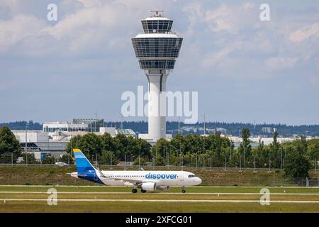 Flugbetrieb am Münchener Flughafen ein Airbus A320neo der Lufthansa-Tochter Entdecken Sie nach der Landung am Flughafen München, beim Ansteuern seiner Parkposition. Im Hintergrund ist der Kontrollturm der Flugsicherung am Franz-Josef-Strauß-Flughafen zu sehen. Oberding Schwaig Bayern Deutschland *** Flugbetrieb am Flughafen München ein Airbus A320neo der Lufthansa-Tochtergesellschaft Entdecken nach der Landung am Flughafen München nähert sich der Flugsicherungsturm am Flughafen Franz Josef Strauss ist im Hintergrund Oberding Schwaig Bavaria Germany 20240701-6V2A2911 zu sehen Stockfoto