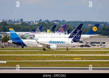 Flugbetrieb am Münchener Flughafen ein Airbus A320neo der Lufthansa-Tochter Entdecken Sie nach der Landung am Flughafen München, beim Ansteuern seiner Parkposition. Oberding Schwaig Bayern Deutschland *** Flugbetrieb am Flughafen München ein Airbus A320neo der Lufthansa-Tochtergesellschaft Discover nach der Landung am Flughafen München, der sich seiner Parkposition in Oberding Schwaig Bavaria Deutschland 20240701-6V2A2917-Bearbeitet nähert Stockfoto