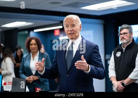 Washington, Vereinigte Staaten . Juli 2024. Präsident Joe Biden begrüßt die Empolyees im D.C. Emergency Operations Center in Washington, DC, nachdem er am Dienstag, den 2. Juli 2024 ein Briefing über das extreme Wetter erhalten hatte. Foto: Bonnie Cash/Pool/SIPA USA Credit: SIPA USA/Alamy Live News Stockfoto