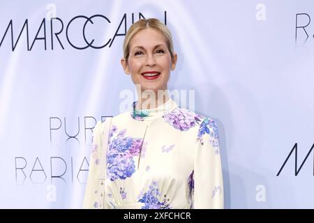 Kelly Rutherford bei der Marc Cain Pure Radiance Modenschau am 2.07.2024 im Rahmen der Fashion Week Berlin im Kolonnade mit Triumphtor am Neuen Palais in Potsdam Fashionweek Berlin 2024 - Marc Cain Show *** Kelly Rutherford im Marc Cain Pure Radiance Fashion Show am 2. 07. 2024 im Rahmen der Fashion Week Berlin in der Kolonnade mit Triumphtor at das neue Palais in Potsdam Fashionweek Berlin 2024 Marc Cain Show Stockfoto