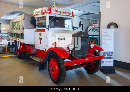 KOPENHAGEN, DÄNEMARK - 29. OKTOBER 2014: Triangel Truck von 1928 im Kopenhagener Carlsberg Museum, das Bier liefert Stockfoto