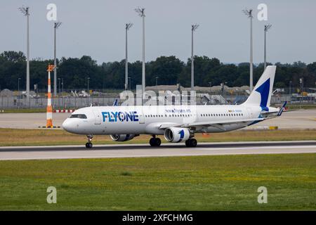 Flugbetrieb am Münchener Flughafen ein Airbus A321neo der moldawischen Fluggesellschaft Fly One beim Start am Flughafen München zur Heimatbasis in Chisinau, Moldawien Oberding Schwaig Bayern Deutschland *** Flugbetrieb am Flughafen München ein Airbus A321neo der moldauischen Fluggesellschaft Fly One startet am Flughafen München zu seinem Heimatflughafen in Chisinau, Moldawien Oberding Schwaig Bavaria Deutschland 20240701-6V2A2950 Stockfoto