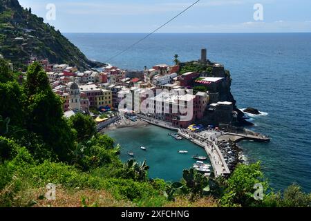 Wunderschönes Vernazza vom Bergweg zwischen Monterosso al Mare und Vernazza aus gesehen. Hochwinkelblick mit dem Meer als Hintergrund. Stockfoto
