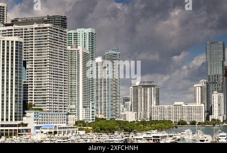 Miami, Florida, USA - 1. Dezember 2023: Häuserblocks mit luxuriösen Apartments an der Küste von Miami Stockfoto