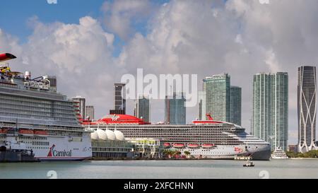 Miami, Florida, USA - 3. Dezember 2023: Kreuzfahrtschiffe legen im Hafen von Miami an Stockfoto