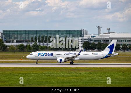 Flugbetrieb am Münchener Flughafen ein Airbus A321neo der moldawischen Fluggesellschaft Fly One beim Start am Flughafen München zur Heimatbasis in Chisinau, Moldawien Oberding Schwaig Bayern Deutschland *** Flugbetrieb am Flughafen München ein Airbus A321neo der moldauischen Fluggesellschaft Fly One startet am Flughafen München zu seinem Heimatflughafen in Chisinau, Moldawien Oberding Schwaig Bavaria Deutschland 20240701-6V2A2954 Stockfoto