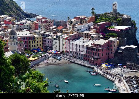 Wunderschöner Blick auf Vernazza, Cinque Terre, Italien. Boote und Menschen in der Ferne. Stockfoto