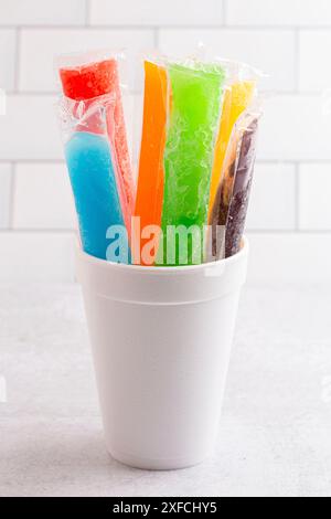 Rainbow Frozen Ice Popsicle auf einer Küchentheke Stockfoto