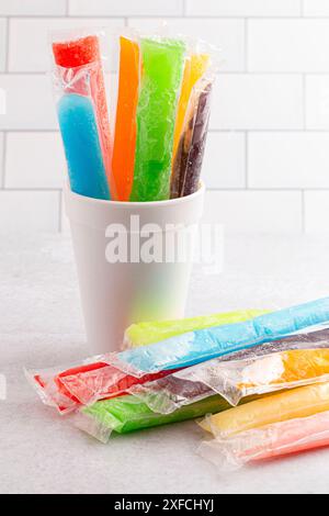 Rainbow Frozen Ice Popsicle auf einer Küchentheke Stockfoto