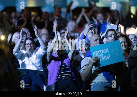 Unterstützer, die an der „Rally for Reform“ in Birmingham NEC teilnehmen, dem größten Massentreffen des britischen Führers der Reform am Sonntag, den 30. Juni 2024 Stockfoto