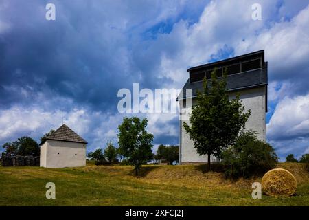 Altenberg Pulverhaus: Das Pulverhaus befindet sich unweit des Wetterschachtes Überhauen 20. Zwar ist der Einsatz von Schießpulver für die Bohr- und Sprengarbeiten in Altenberg bereits seit 1668 nachgewiesen, aufgrund der hohen Kosten setzte sich diese Gewinnungsmethode aber nur zögerlich durch. 1793 wurde das massive Pulverhaus in ausreichend sicherer Entfernung zum Stadtgebiet errichtet. Es diente bis in die 2. Hälfte des 19. Jahrhundert hinein der sicheren Aufbewahrung des Schießpulvers. Wetterschächte: Die beiden durch Schachtgebäude geschützte Wetterschächte Überhauen 20 ab 1966 und über Stockfoto