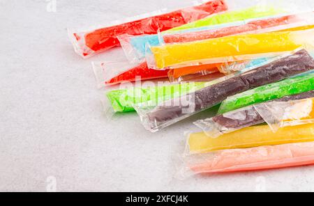 Rainbow Frozen Ice Popsicle auf einer Küchentheke Stockfoto