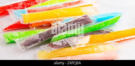 Rainbow Frozen Ice Popsicle auf einer Küchentheke Stockfoto