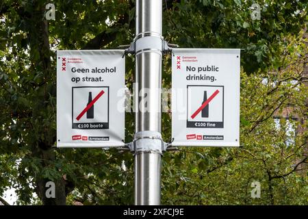 Keine Trinkschilder auf Niederländisch und Englisch in Rembrandtsplein, Amsterdam. Stockfoto