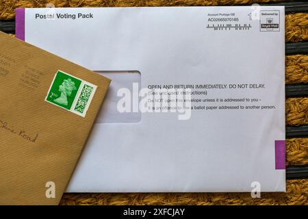 Postwahlpaket kam auf der Türmatte für die Parlamentswahlen im Juli 2024 an Stockfoto