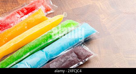 Rainbow Frozen Ice Popsicle auf einer Küchentheke Stockfoto