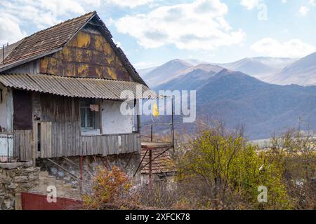 Rustikales Haus mit Bergblick in Molokan Village, Armenien Stockfoto