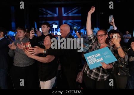 Unterstützer, die an der „Rally for Reform“ in Birmingham NEC teilnehmen, dem größten Massentreffen des britischen Führers der Reform am Sonntag, den 30. Juni 2024 Stockfoto