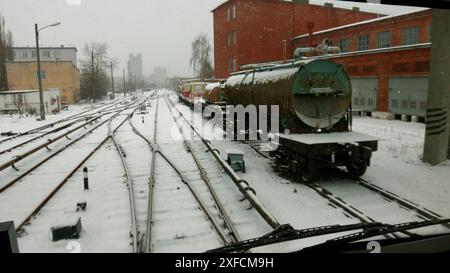 Der Zug fährt entlang der Infrastruktur des Depots. Blick von der Fahrerkabine. Stockfoto