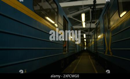 Im Depot steht eine moderne U-Bahn. Zugwagen stehen entlang der Strecke, Techniker prüfen Räder und Unterwagen. Stockfoto