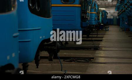 U-Bahn-Wagen stehen im Depot. Technikraum für die Reparatur von Wagen. Stockfoto