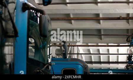 Decke mit Armaturen im U-Bahn-Depot. Technisches Depot für die Reparatur von Zügen. Stockfoto