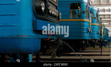 U-Bahn-Wagen stehen im Depot. Technikraum für die Reparatur von Wagen. Stockfoto