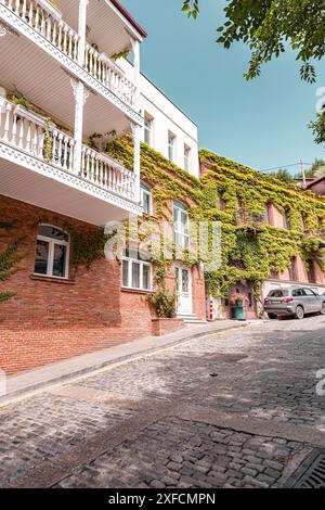 Tiflis, Georgien - 16. JUNI 2024: Straßenblick und traditionelle Architektur in Tiflis, der Hauptstadt Georgiens. Stockfoto