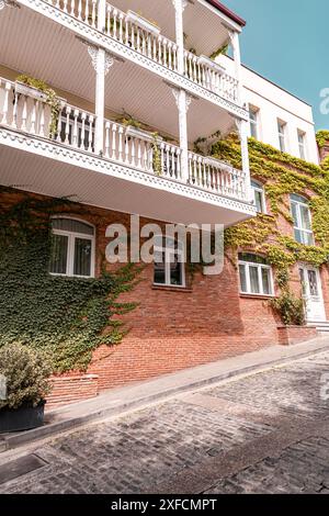 Tiflis, Georgien - 16. JUNI 2024: Straßenblick und traditionelle Architektur in Tiflis, der Hauptstadt Georgiens. Stockfoto