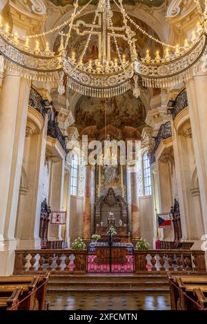 Prag, Tschechische Republik - 25. Mai 2024: Hauptaltar in der Nikolaikirche (Mala Strana), einer Barockkirche in der Kleinstadt Prag, ehemals t Stockfoto