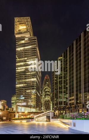 FRANKREICH, HAUTS-DE-SEINE (92), COURBEVOIE, SAINT-GOBAIN TOWER IM GESCHÄFTSVIERTEL LA DEFENSE BEI NACHT Stockfoto