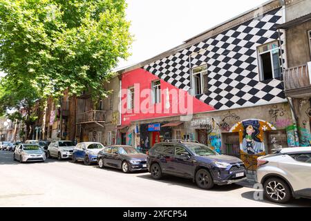 Tiflis, Georgien - 17. JUNI 2024: Straßenblick und traditionelle Architektur in Tiflis, der Hauptstadt Georgiens. Stockfoto