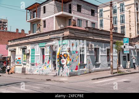 Tiflis, Georgien - 17. JUNI 2024: Straßenblick und traditionelle Architektur in Tiflis, der Hauptstadt Georgiens. Stockfoto