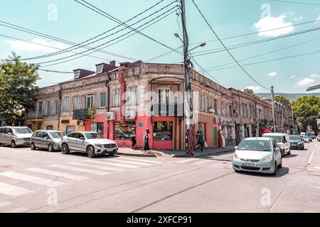 Tiflis, Georgien - 17. JUNI 2024: Straßenblick und traditionelle Architektur in Tiflis, der Hauptstadt Georgiens. Stockfoto
