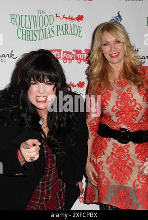 **DATEIFOTO** Ann Wilson von Heart kündigt Krebsdiagnose an. Hollywood, KALIFORNIEN - November 30: Ann Wilson, Nancy Wilson of Heart, besuchte am 30. November 2014 die 83. Jährliche Hollywood Christmas Parade auf dem Hollywood Blvd California. Foto: Faye Sadou/MediaPunch Stockfoto