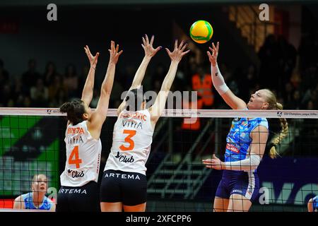 ISTANBUL, TURKIYE – 20. MÄRZ 2024: Beyza Arici und Tijana Boskovic im Einsatz beim Eczacibasi Dynavit gegen Imoco Volley Conegliano CEV Champions Leagu Stockfoto