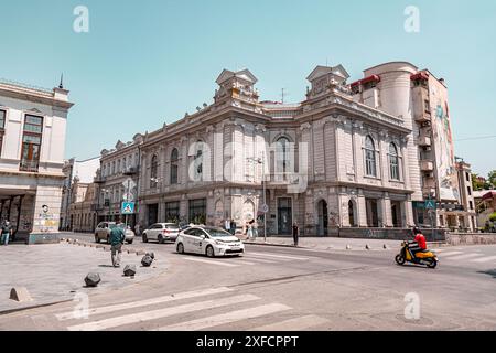 Tiflis, Georgien - 16. JUNI 2024: Der Marjanishvili-Platz ist ein wichtiger Platz in Tiflis, Georgien. Das Hotel liegt zwischen den U-Bahn-Stationen Rustaveli und Station Square Stockfoto