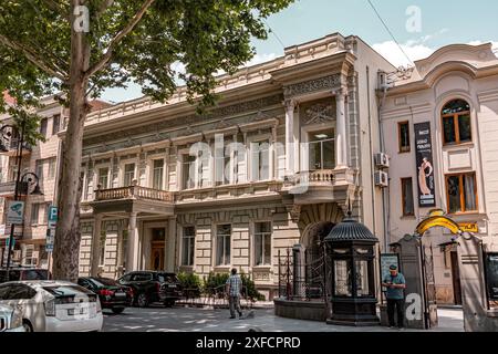 Tiflis, Georgien - 17. JUNI 2024: Straßenblick und traditionelle Architektur in Tiflis, der Hauptstadt Georgiens. Stockfoto