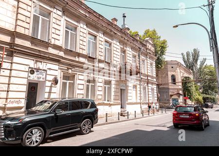 Tiflis, Georgien - 17. JUNI 2024: Straßenblick und traditionelle Architektur in Tiflis, der Hauptstadt Georgiens. Stockfoto