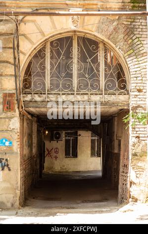 Tiflis, Georgien - 17. JUNI 2024: Straßenblick und traditionelle Architektur in Tiflis, der Hauptstadt Georgiens. Stockfoto