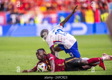 Düsseldorf, Deutschland. Am 1. Juli 2024 wurde Jeremy Doku (Belgien) N Golo Kante (Frankreich) während des Spiels der UEFA Euro Germany 2024 zwischen Frankreich 1-0 Belgien in der Düsseldorf Arena am 1. Juli 2024 in Düsseldorf, Deutschland, gespielt. Quelle: Maurizio Borsari/AFLO/Alamy Live News Stockfoto