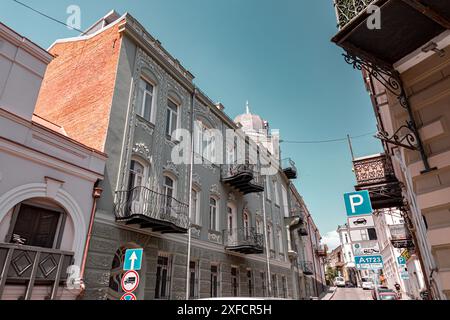 Tiflis, Georgien - 17. JUNI 2024: Straßenblick und traditionelle Architektur in Tiflis, der Hauptstadt Georgiens. Stockfoto