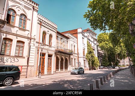 Tiflis, Georgien - 17. JUNI 2024: Straßenblick und traditionelle Architektur in Tiflis, der Hauptstadt Georgiens. Stockfoto