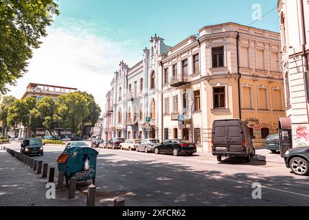 Tiflis, Georgien - 17. JUNI 2024: Straßenblick und traditionelle Architektur in Tiflis, der Hauptstadt Georgiens. Stockfoto