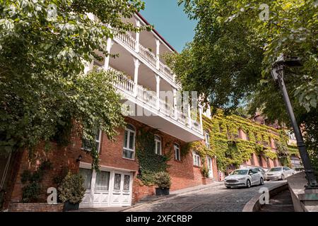 Tiflis, Georgien - 16. JUNI 2024: Straßenblick und traditionelle Architektur in Tiflis, der Hauptstadt Georgiens. Stockfoto