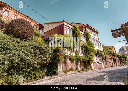 Tiflis, Georgien - 16. JUNI 2024: Straßenblick und traditionelle Architektur in Tiflis, der Hauptstadt Georgiens. Stockfoto