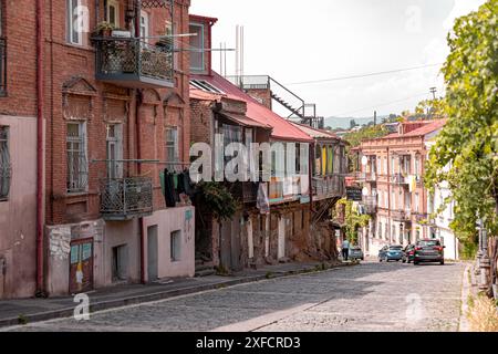 Tiflis, Georgien - 16. JUNI 2024: Straßenblick und traditionelle Architektur in Tiflis, der Hauptstadt Georgiens. Stockfoto