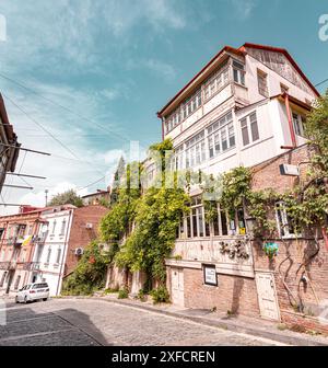 Tiflis, Georgien - 16. JUNI 2024: Straßenblick und traditionelle Architektur in Tiflis, der Hauptstadt Georgiens. Stockfoto