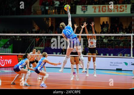 ISTANBUL, TURKIYE - 20. MÄRZ 2024: Isabelle Haak in Aktion während des Spiels Eczacibasi Dynavit gegen Imoco Volley Conegliano CEV Champions League Volley Stockfoto